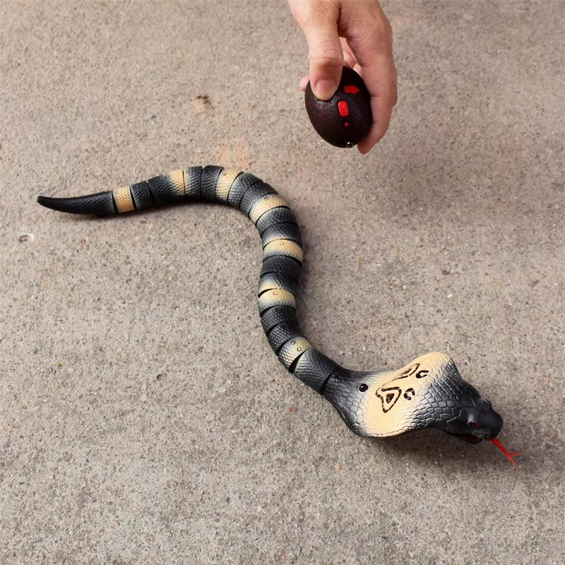RC Snake Realistic Snake Toys Infrared Receiver Electric Simulated Animal Cobra Viper Toy Joke Trick Mischief for Kids Halloween